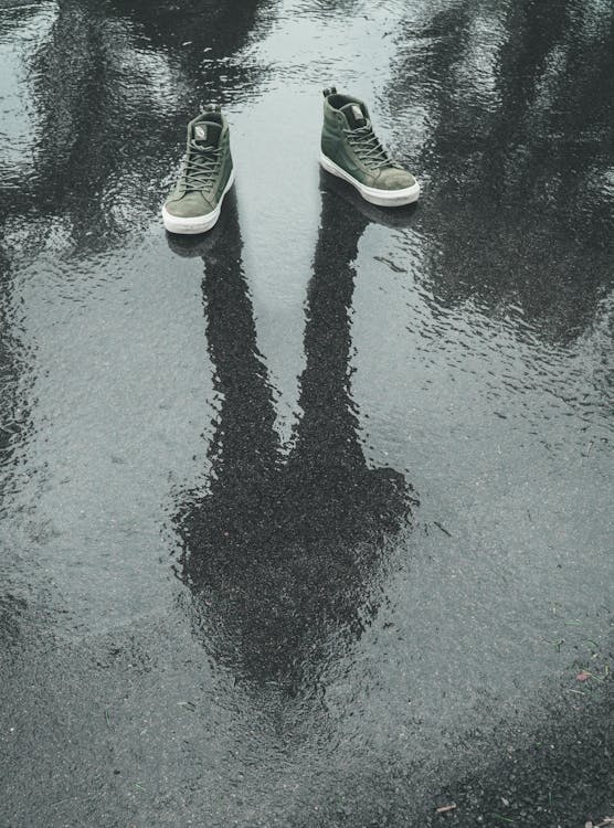 Como os pés na agua, sem ir ao fundo Espelho do que temos