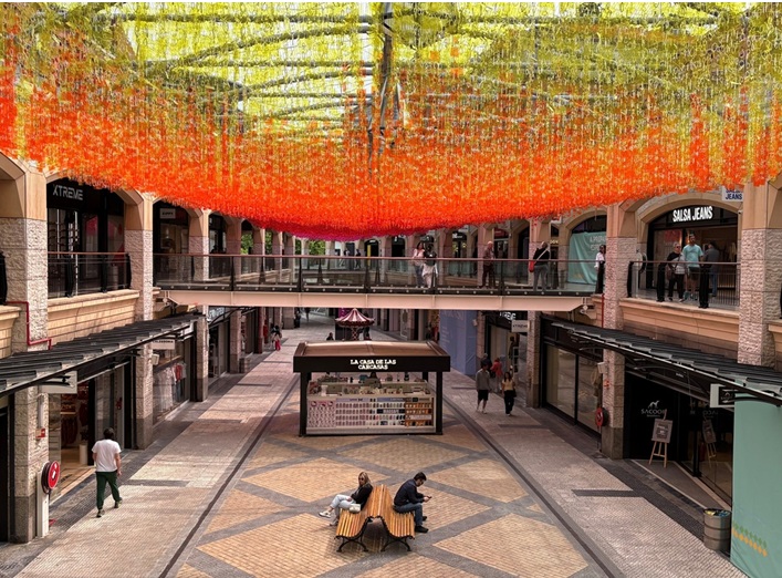 forum aveiro apresenta instalacao decorativa de verao