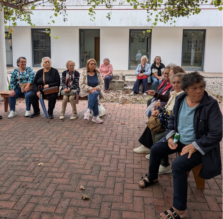 Seniores do CASCI de Ílhavo descobrem a cultura gandaresa na Casa Museu de Santo António. Visita à Casa Gandaresa e ao Moinho de Vento aproximou os participantes das tradições da região e deu origem a um momento de partilha de histórias e vivências A Casa Museu Gandaresa de Santo António e o Moinho de Vento receberam, esta terça, dia 29 de setembro, a visita de um grupo de cerca de 20 seniores do CASCI de Ílhavo.  Para muitos dos participantes, este foi um primeiro contacto com a cultura gandaresa, numa vis