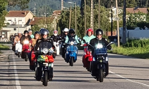 Moliceiro Vespa Clube acompanhou partida de vespistas que viajam para encontro mundial na Itália.