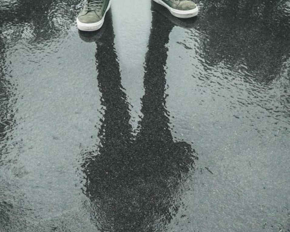 Como os pés na agua, sem ir ao fundo Espelho do que temos