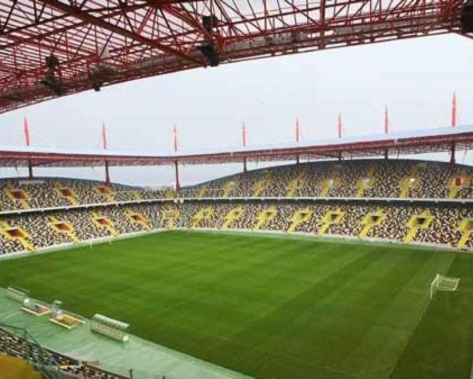 Campeonato de Portugal (Série C - 18.ª Jornada): Beira-Mar vence União de Leiria com um golo marcado no último minuto (1-0).