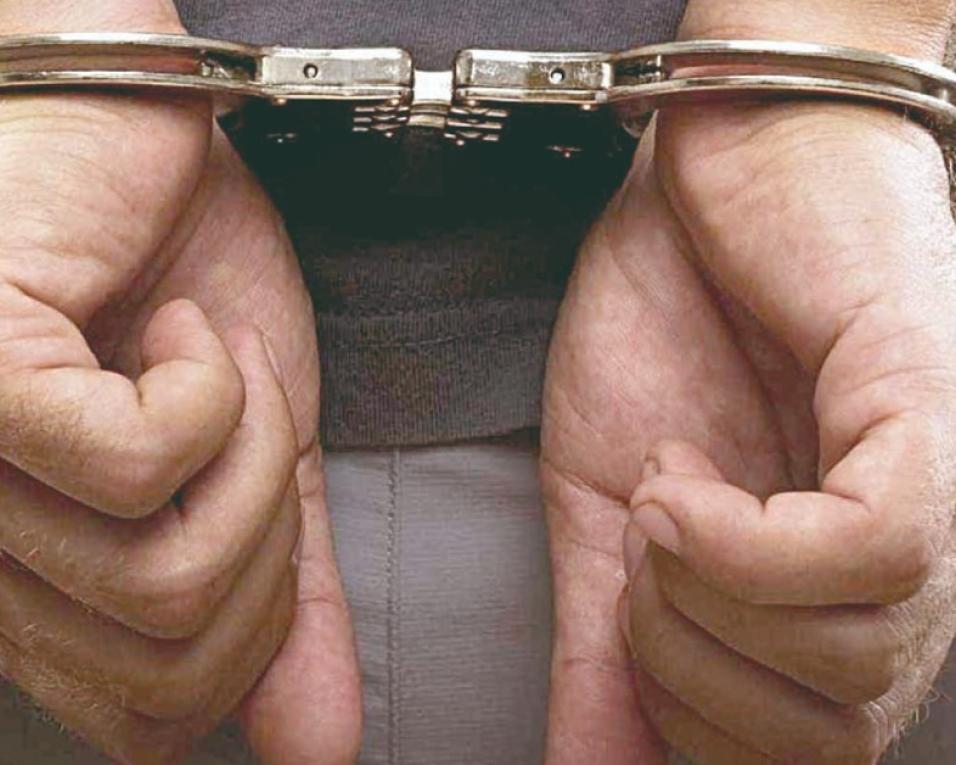 PSP 'apanha' suspeito de assalto em viatura na via pública. PSP 'apanha' suspeito de assalto em viatura na via pública.