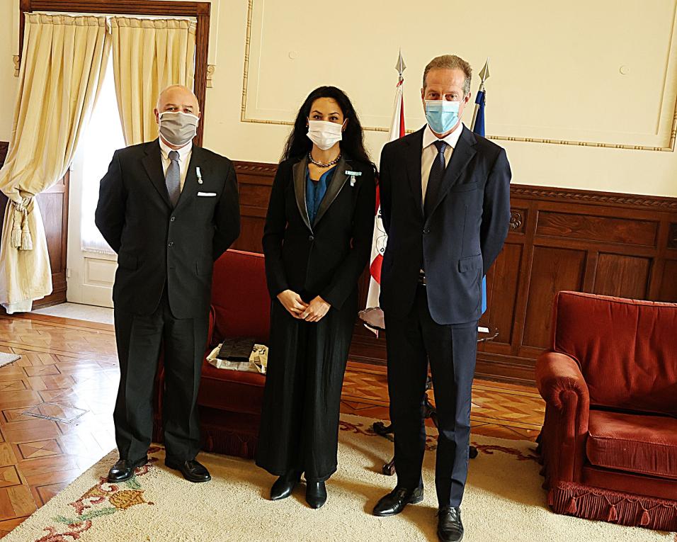 Câmara de Aveiro recebeu 'comitivas' da Casa Real do Havai e da Câmara Municipal de Bissau.