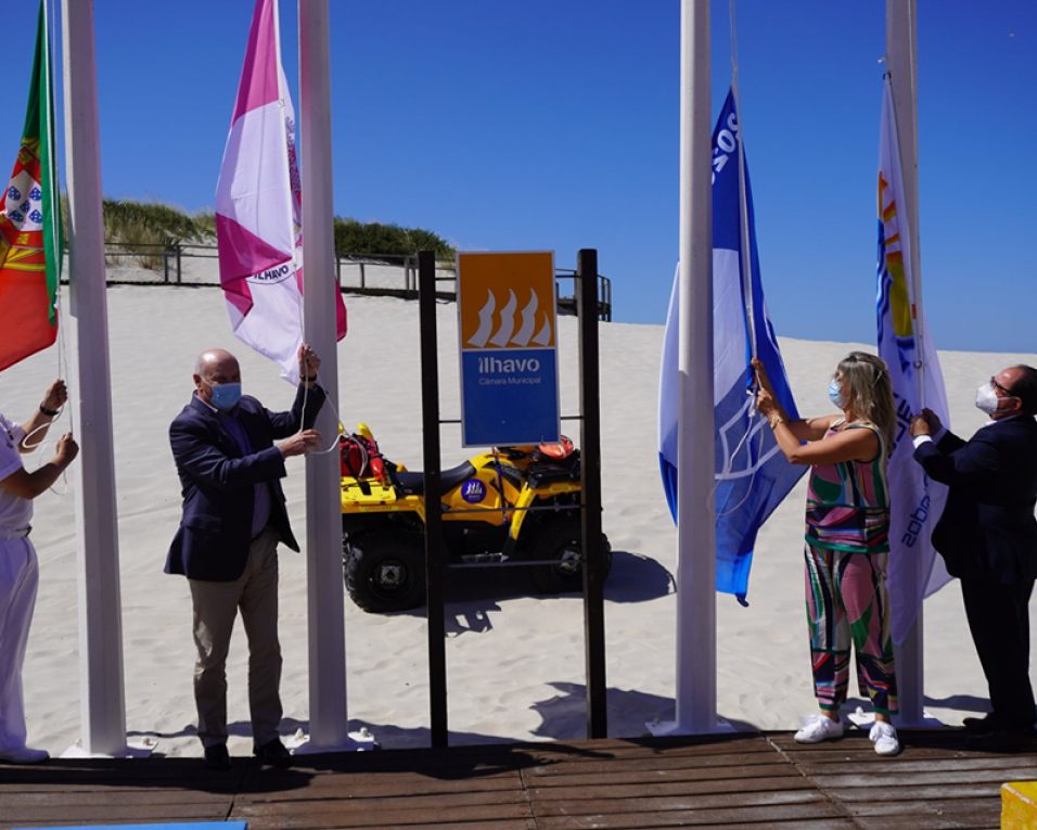 Bandeiras símbolo de qualidade balnear hasteadas nas praias de Ílhavo.