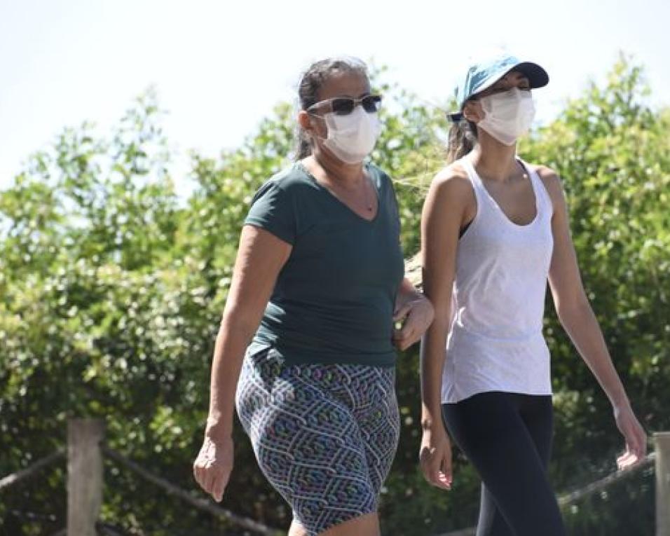 Covid-19: Parlamento aprovou e máscaras vão mesmo passar a ser obrigatórias na rua.
