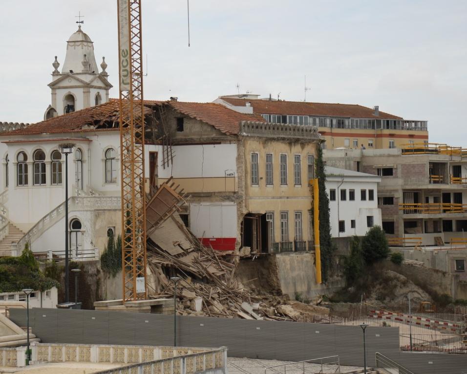 Traseira do Palacete Visconde de Valdemouro ruiu esta tarde.