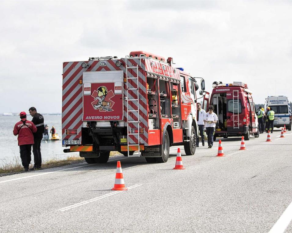 Carro despista-se e cai à Ria  na Torreira. Uma mulher morreu no local.