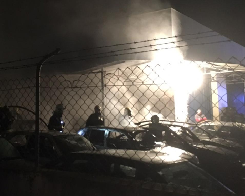 Incêndio destruiu veículos junto a posto de combustível na Gafanha de Aquém.