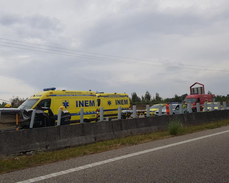 Última Hora: Quatro feridos após despiste na A1 na zona da Feira.