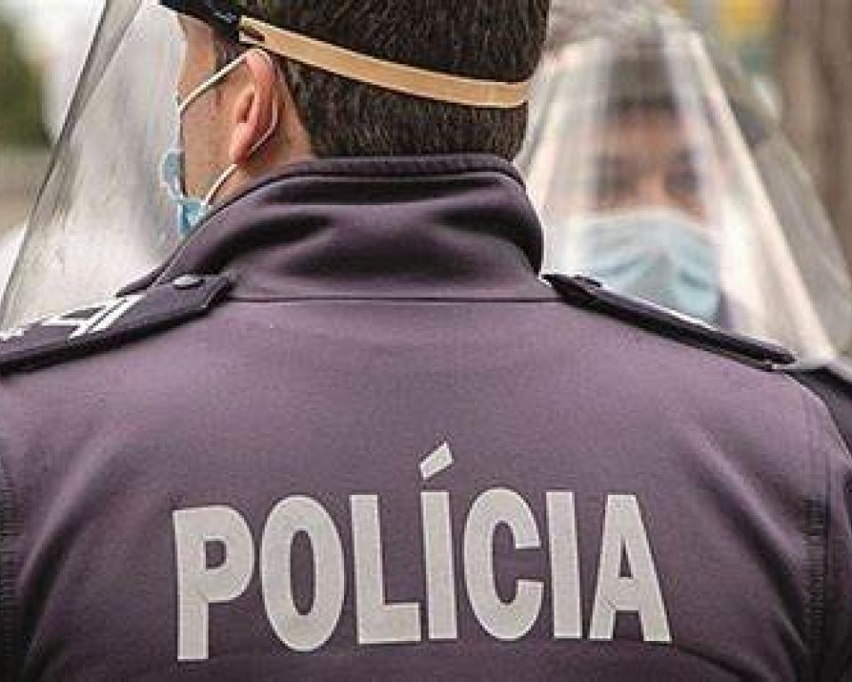 PSP deteve suspeito de tentativa de furto e danos em automóvel.