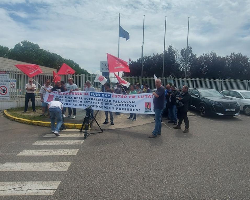 Trabalhadores da Funfrap em greve por melhores salários.