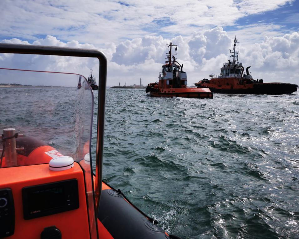 Incêndio a bordo de um rebocador à entrada da Barra do Porto de Aveiro. Não há registo de feridos a bordo.