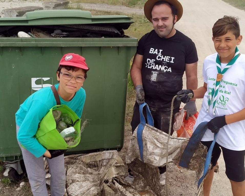 MARIA colabora na limpeza das margens da Ria de Aveiro.