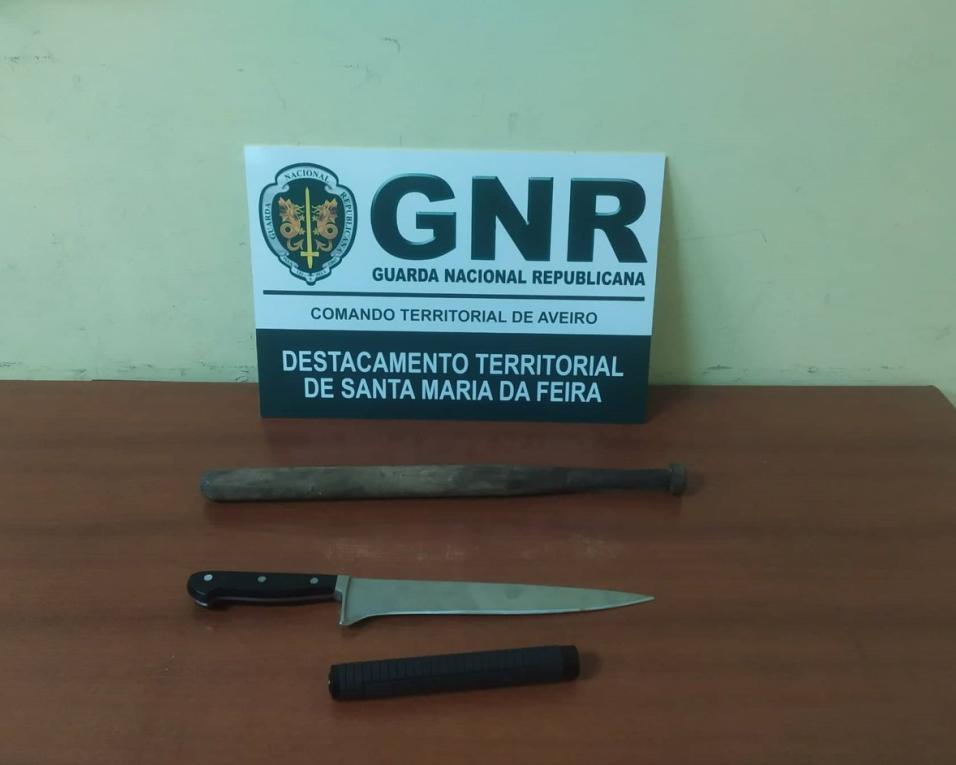 GNR de Santa Maria da Feira: Três detidos por posse de armas proibidas.
