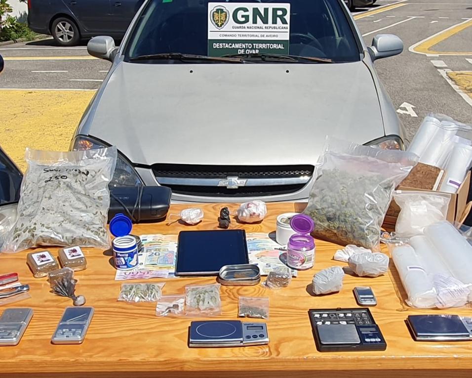 Esmoriz, Silvalde e Matosinhos: Dez detidos por tráfico com mais de 1500 doses de estupefacientes. Esmoriz, Silvalde e Matosinhos: Dez detidos por tráfico com mais de 1500 doses de estupefacientes.