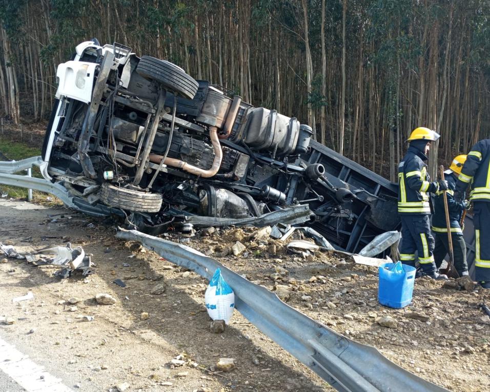 Camião despistou-se na A25. Não se registaram feridos na sequência do acidente de viação.