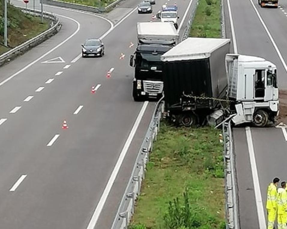 Colisão entre dois camiões provoca dois feridos na A29. (ON)