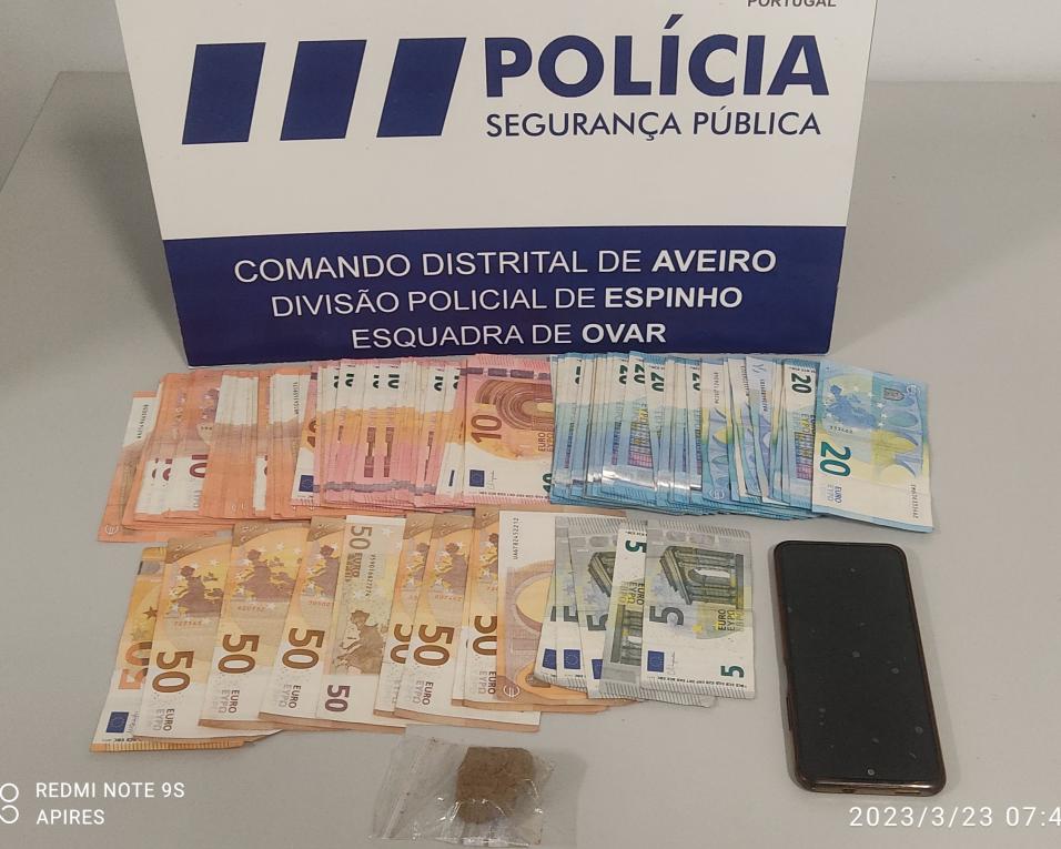 PSP: Mulher constituída arguida por suspeita de furto em residência e homem detido por condução sem habilitação e suspeita de tráfico de estupefacientes. PSP: Mulher constituída arguida por suspeita de furto em residência e homem detido por condução sem habilitação e suspeita de tráfico de estupefacientes.