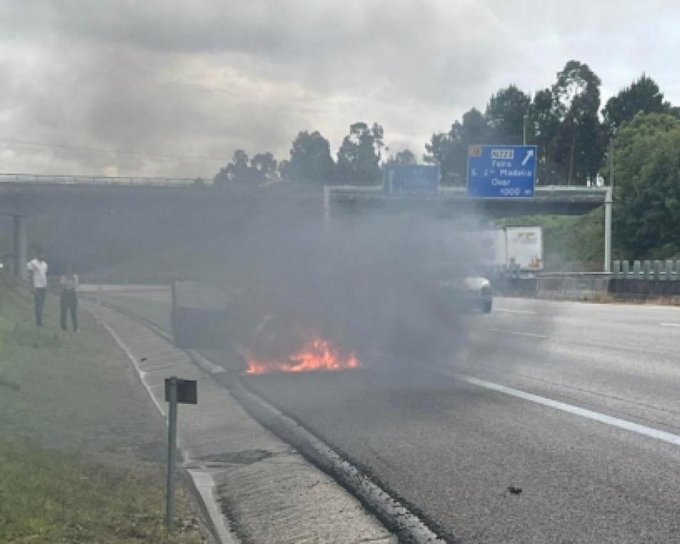 Carro completamente 'devorado' pelas chamas na A1 na zona de Santa Maria da Feira.