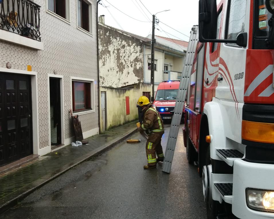 Vera Cruz: Septuagenária intoxicada por fumo de incêndio provocado por um aquecedor. (NA)