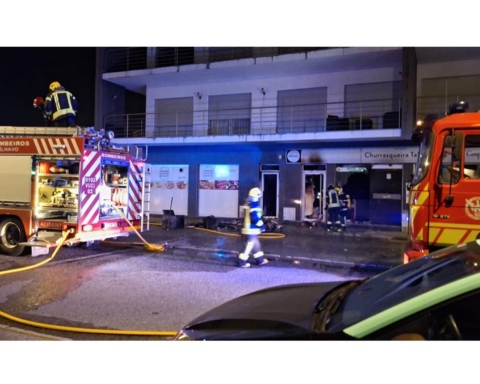 incendio destroi pastelaria na vista alegre