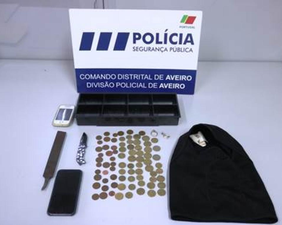 PSP: Dois jovens detidos em flagrante delito (assalto a estabelecimento comercial).