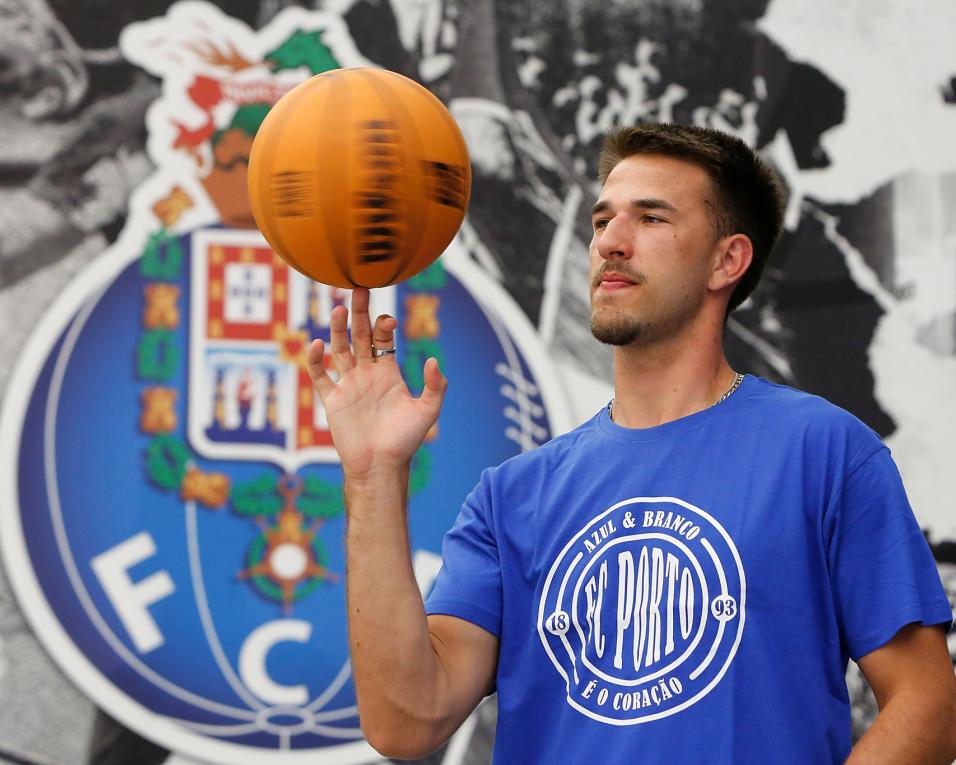 Basquetebol: Francisco Amarante renovou com o FC Porto.