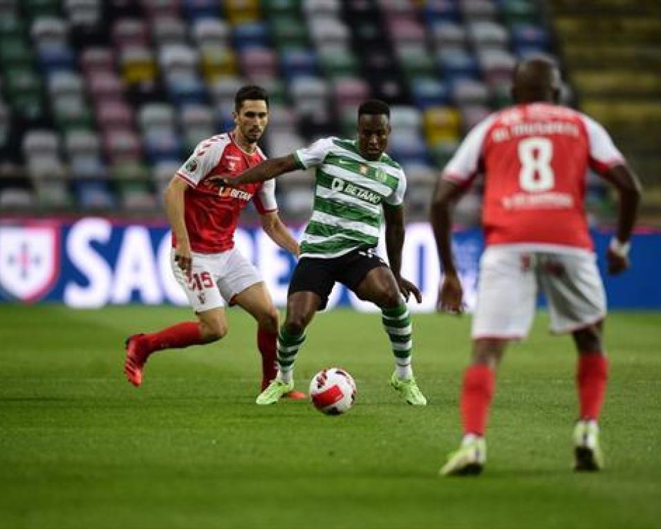 Sporting vence Supertaça em Aveiro com 8 mil adeptos nas bancadas do EMA.