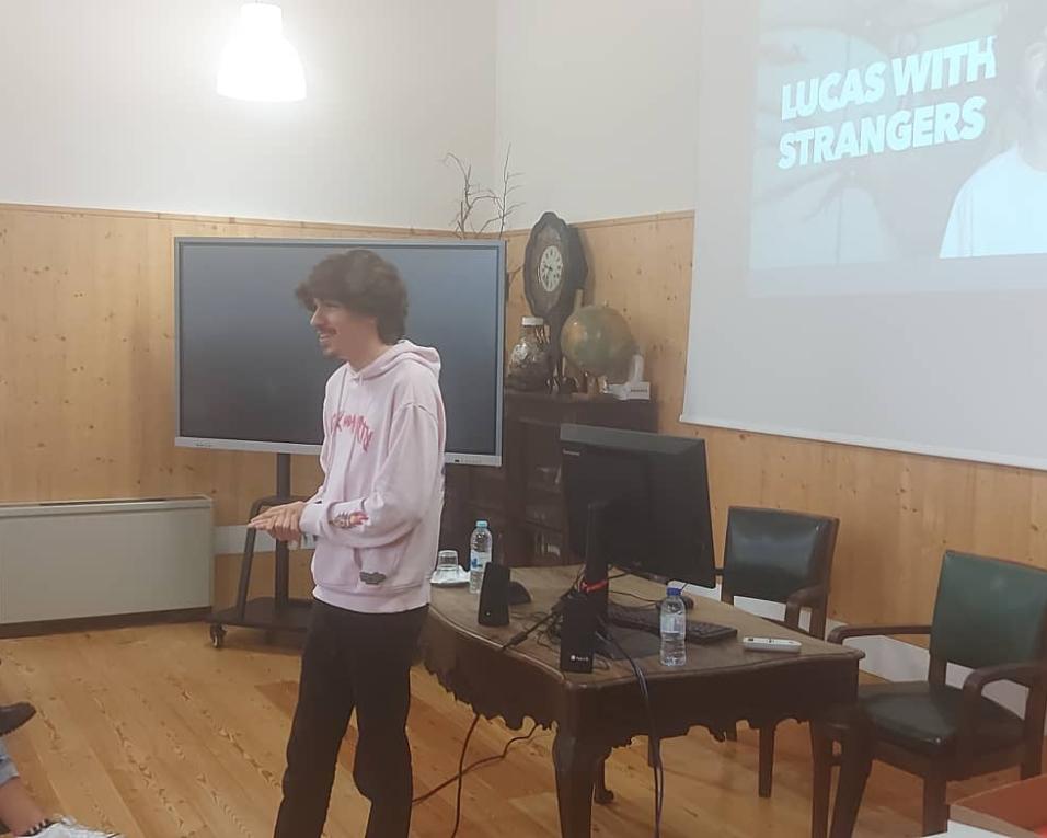 Um dos maiores tiktokers nacionais, Lucas with Strangers, esteve reunido com jovens estudantes em Aveiro.