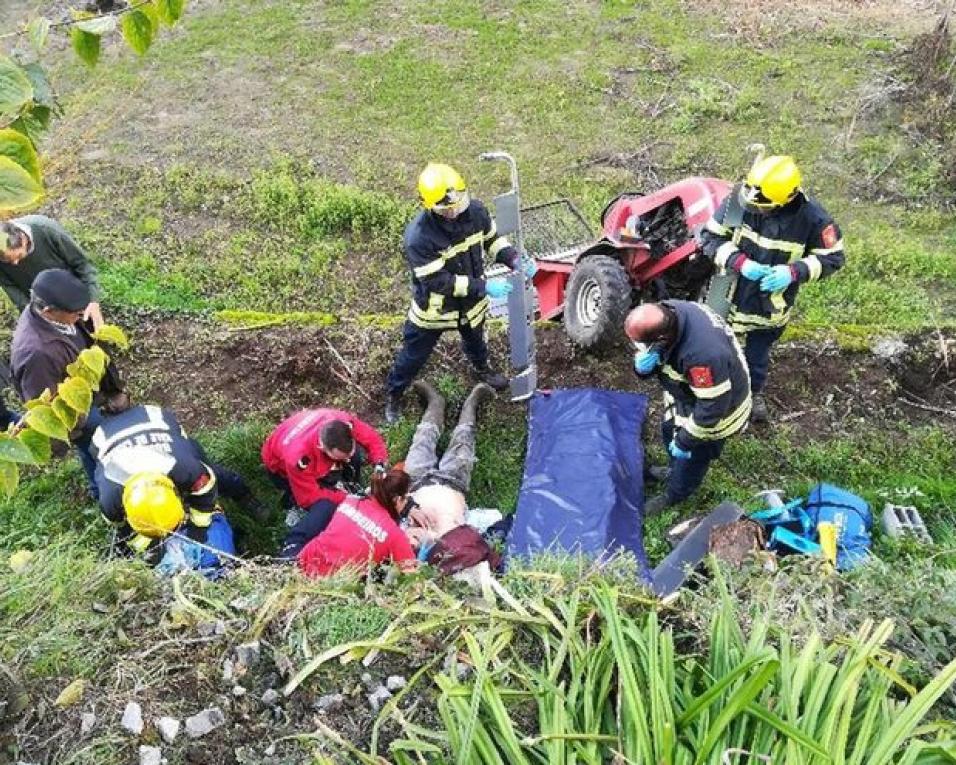 Trator cai de 15 metros e condutor fica em estado grave em Vale de Cambra.