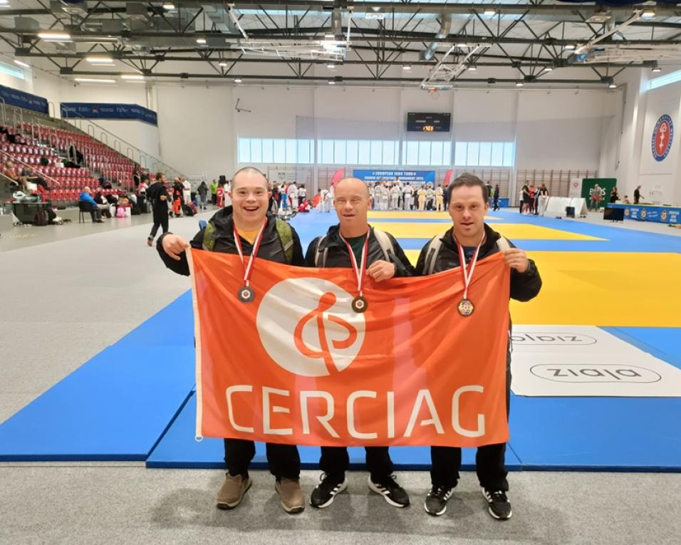 atletas de cerciag em torneio de judo na polonia