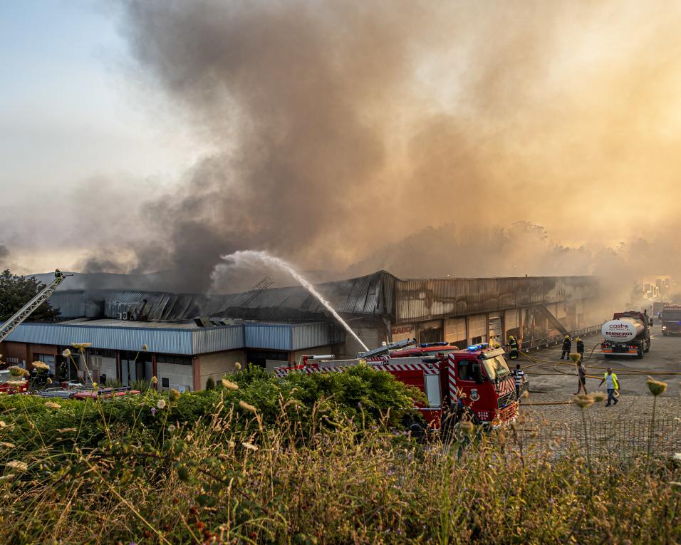 Fogo destrói várias empresas em Castelo de Paiva.