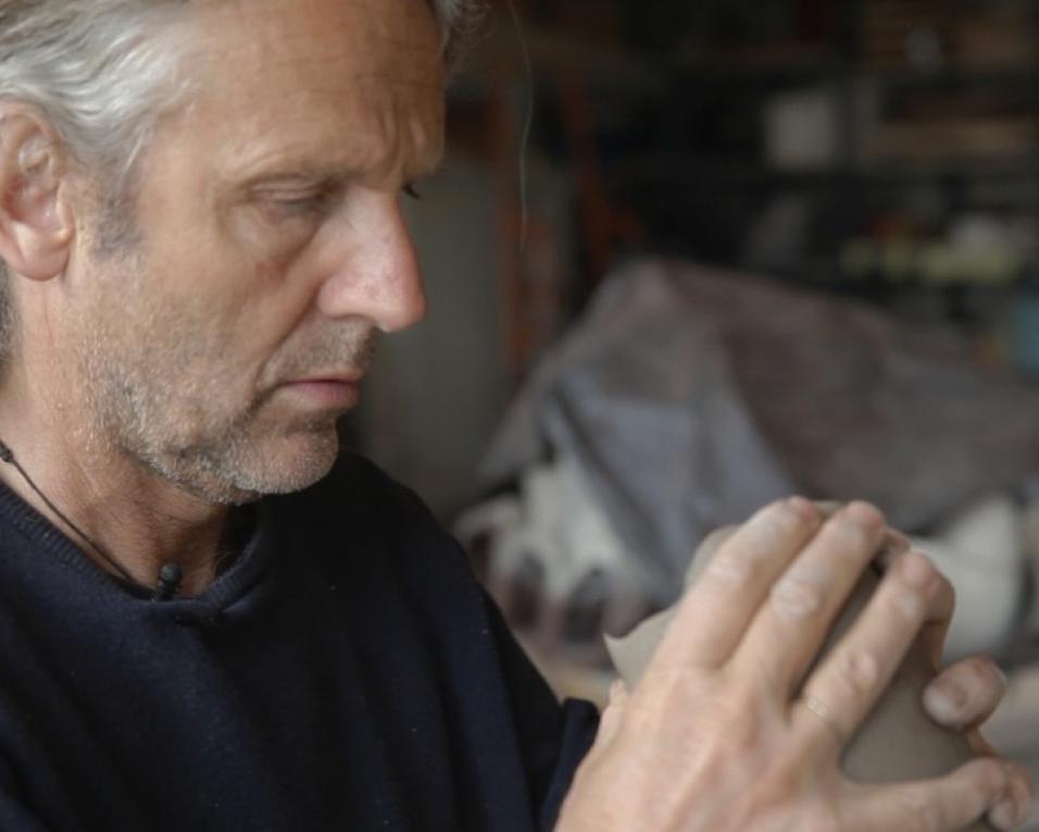 Presidente da Academia Internacional de Cerâmica lidera juri de Bienal de Cerâmica Artística.