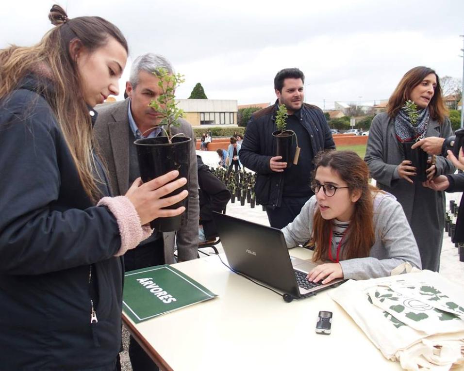 2000 árvores ‘bebés’ entregues esta tarde na UA.