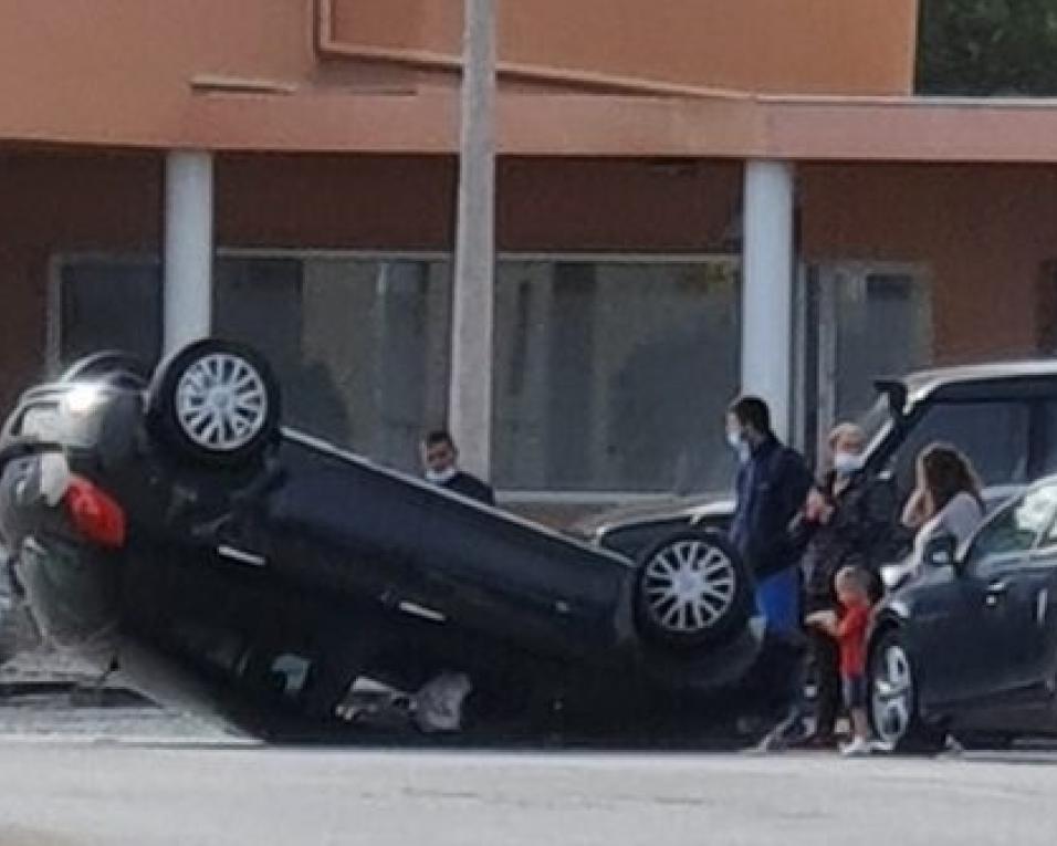 Furadouro: Carro capotou após colisão. Acidente causou um ferido ligeiro.