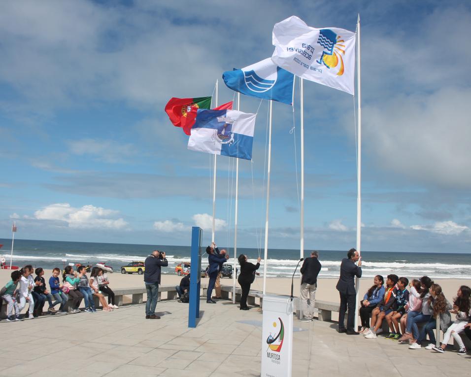 Bandeira Azul já foi hasteada na Praia da Torreira.