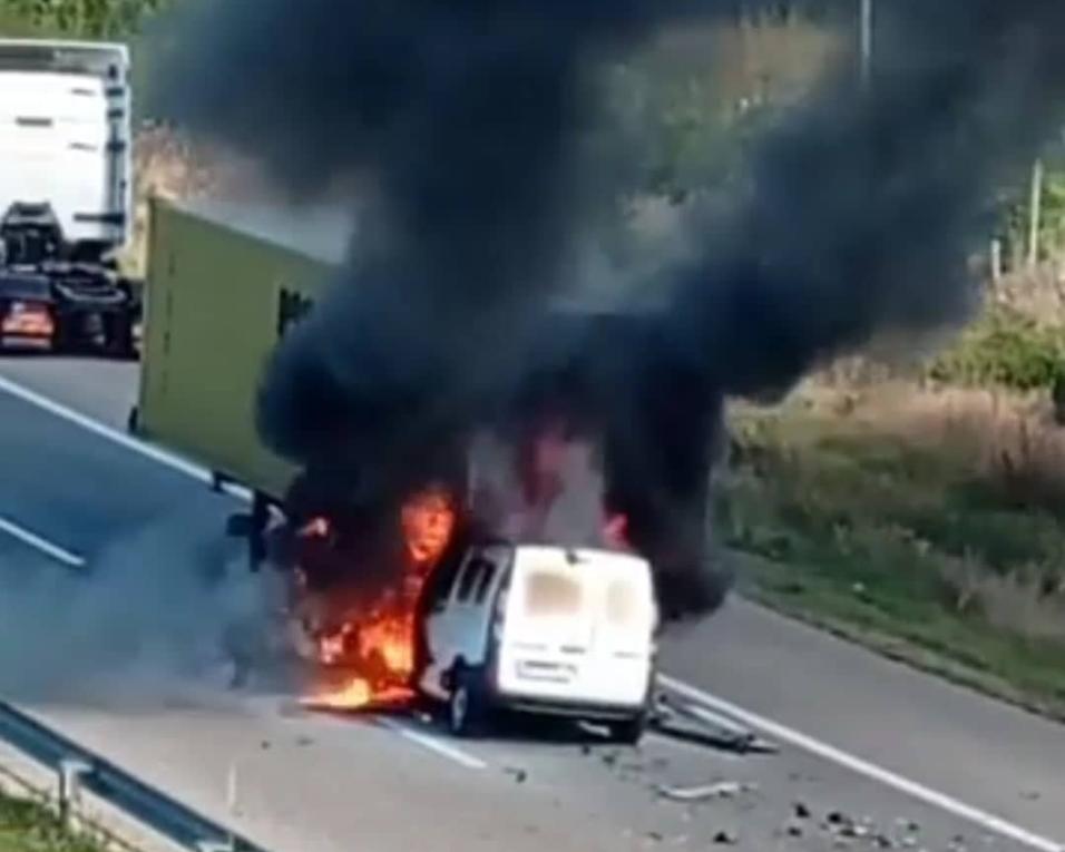 Acidente de viação seguido de incêndio provoca um ferido na A17.