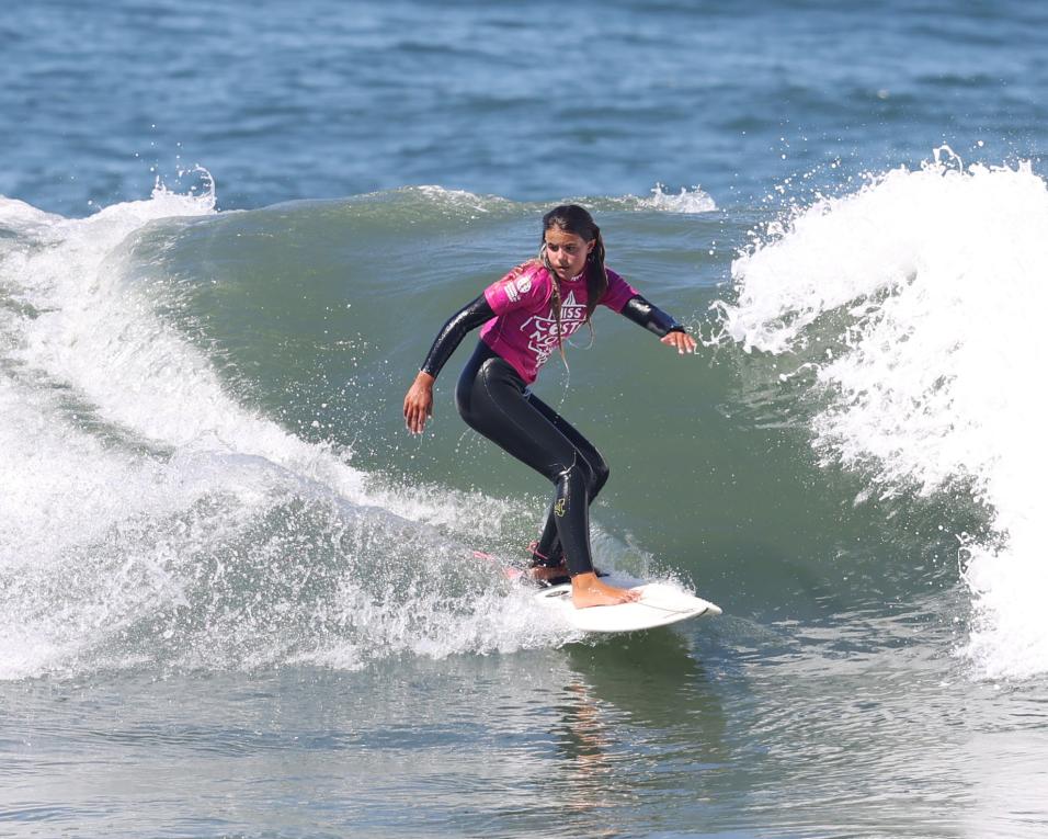 Núria Maganinho vence qualifying e chega ao 'quadro final' do Campeonato Nacional de Surf Feminino na Costa Nova.