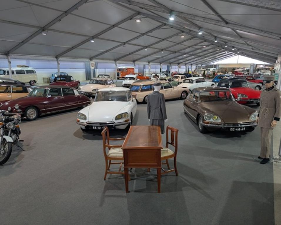 automobilia de portas abertas no parque de feiras