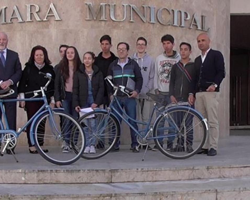 Agrupamento de Escolas da Gafanha da Nazaré ofereceu bicicletas à Câmara e reclama mais investimento em circuitos ciclaveis e seguros. Agrupamento de Escolas da Gafanha da Nazaré ofereceu bicicletas à Câmara e reclama mais investimento em circuitos ciclaveis e seguros.