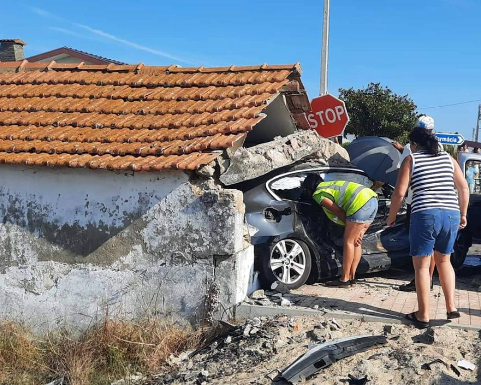 Acidente causa um morto na Praia do Areão.