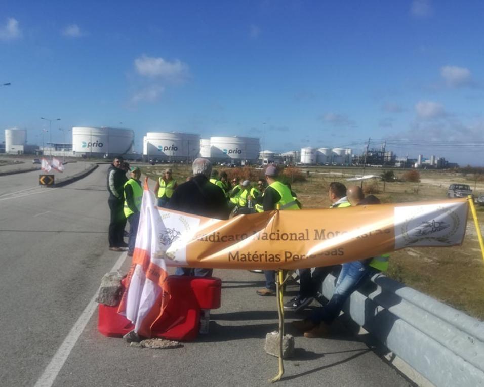 Camionistas em greve manifestam-se na Gafanha da Nazaré.