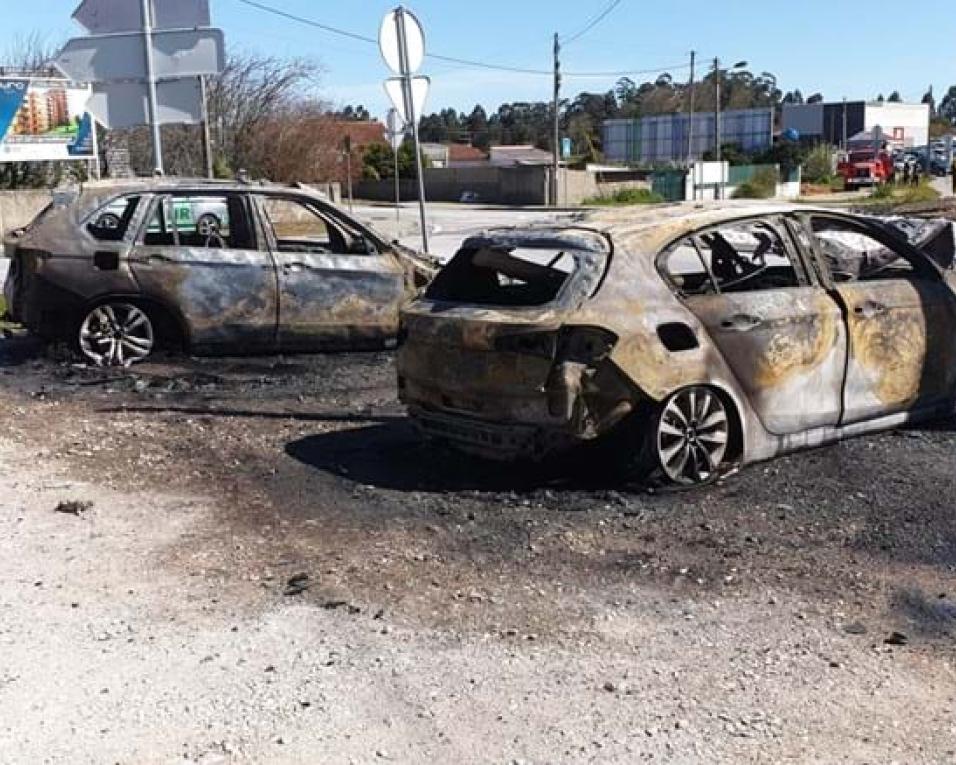 Incêndio destruiu dois carros na Póvoa do Valado.