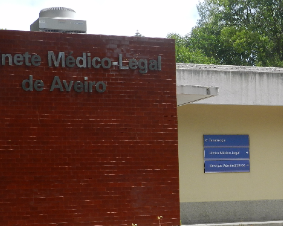 Funcionários hospitalares e agentes funerários acusados em esquema de gratificações na morgue de Aveiro.