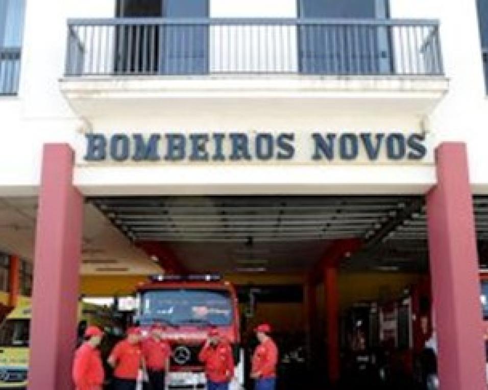 Bombeiros Novos: Carro ardeu em Esgueira.