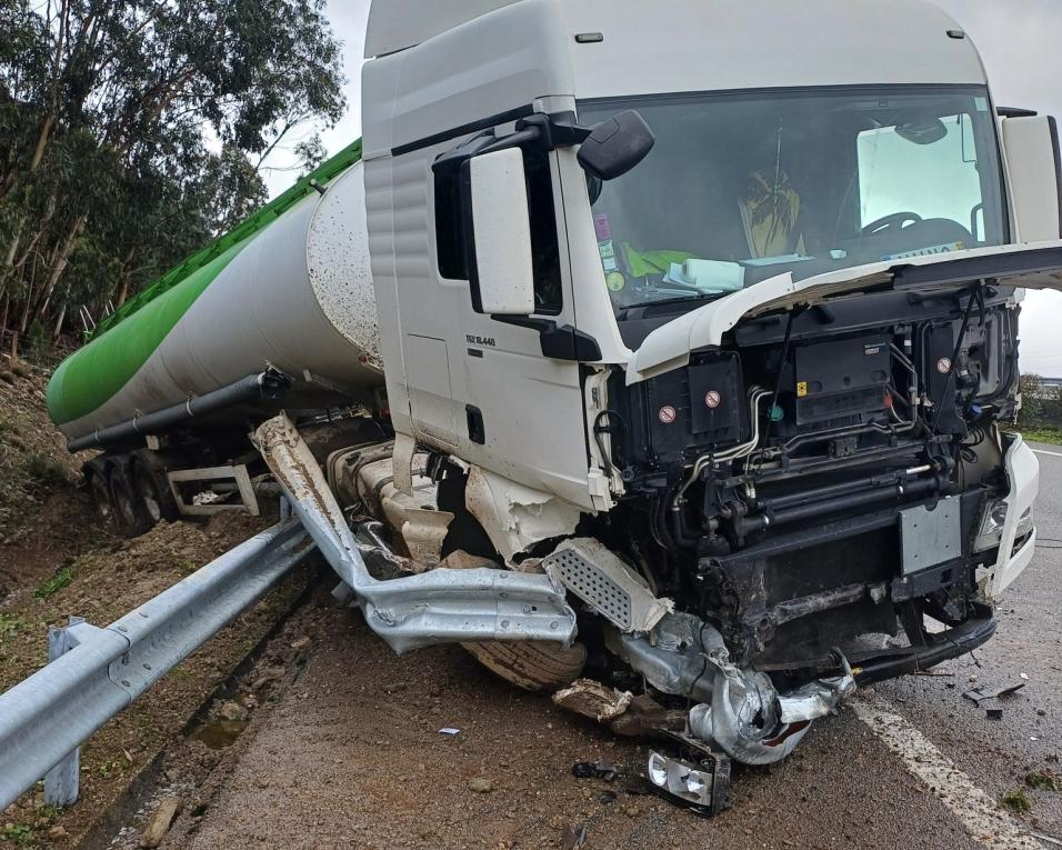 Camião cisterna despistou-se na A25.