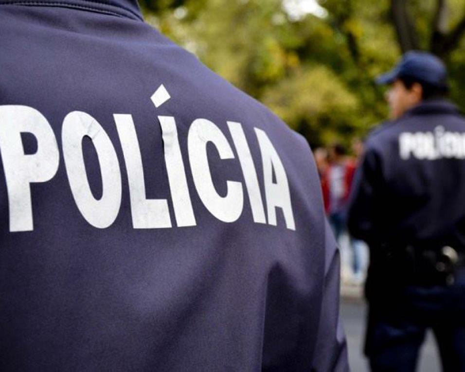 Identificadas e constituídas arguidas duas mulheres por suspeita de roubo.