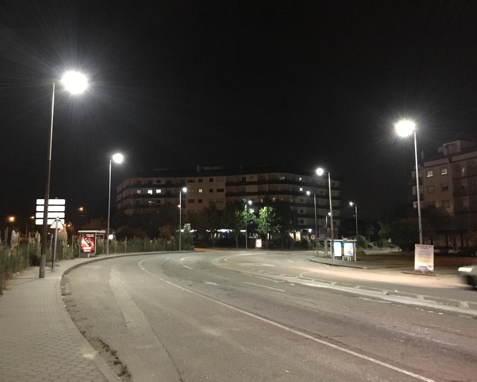 Instalação de luminárias LED concluida na Rua de Viseu em Aveiro.