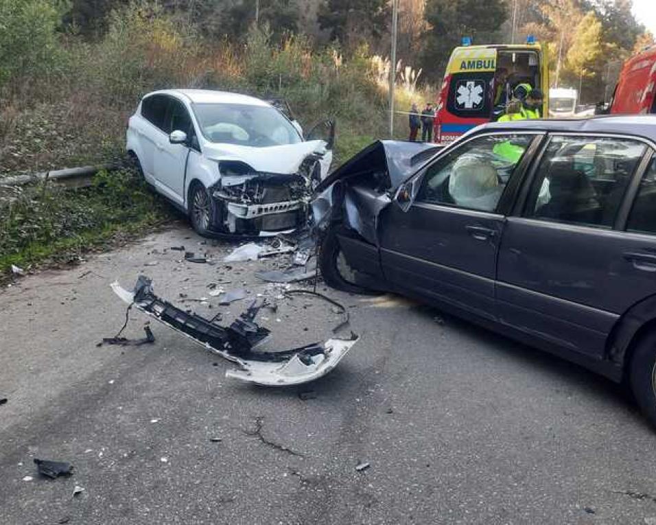 Dois feridos em colisão em Santa Maria da Feira.